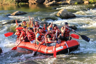 Harkapur yakınlarındaki Sun Kosi / Nepal - 30 Ağustos 2018: Nepal'de Dudh Koshi'de Rafting. Rafting takımı, yaz ekstrem su sporları. Bir grup insan nehirde rafting ve kürek