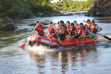 Harkapur yakınlarındaki Sun Kosi / Nepal - 30 Ağustos 2018: Nepal'de Dudh Koshi'de Rafting. Rafting takımı, yaz ekstrem su sporları. Bir grup insan nehirde rafting ve kürek