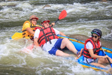 Pacuare Nehri, Kosta Rika - 14 Mart 2019: Kayakers Pacuare Nehri, Kosta Rika beyaz su savaşır. Onlar ve kanoları vahşi suda takla atıyor..