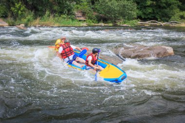 Pacuare Nehri, Kosta Rika - 14 Mart 2019: Kayakers Pacuare Nehri, Kosta Rika beyaz su savaşır. Onlar ve kanoları vahşi suda takla atıyor..