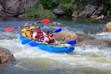 Pacuare Nehri, Kosta Rika - 14 Mart 2019: Kayakers Pacuare Nehri, Kosta Rika beyaz su savaşır. Onlar ve kanoları vahşi suda takla atıyor..