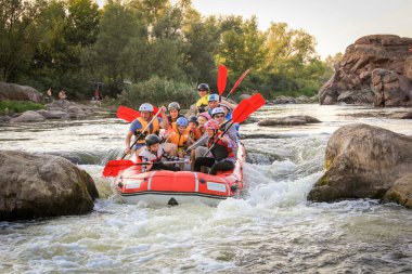 Harkapur yakınlarındaki Sun Kosi / Nepal - 30 Ağustos 2019: Nepal'de Dudh Koshi'de Rafting. Rafting takımı, yaz ekstrem su sporları. Bir grup insan nehirde rafting ve kürek.