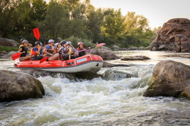 Harkapur yakınlarındaki Sun Kosi / Nepal - 30 Ağustos 2019: Nepal'de Dudh Koshi'de Rafting. Rafting takımı, yaz ekstrem su sporları. Bir grup insan nehirde rafting ve kürek.