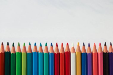 açık bir arka plan üzerinde renkli kalem hattı. Close