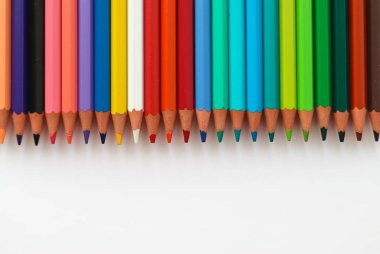 açık bir arka plan üzerinde renkli kalem hattı. Close