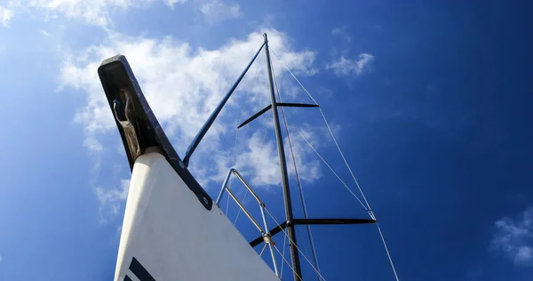 푸른 하늘에 대한 흰색 항해 요트의 활, 관대 한 복사 공간, 선택 된 초점. 아래에서 보기. — 스톡 사진