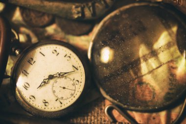 Vintage cep saati ve Büyüteç masada. Antika koleksiyonundan vintage arka plan. Yakın çekim ve seçili odak