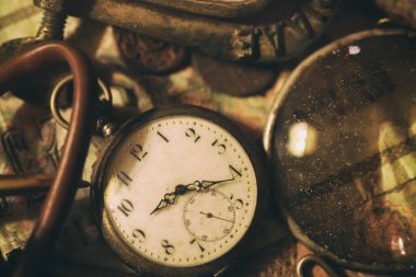 Vintage cep saati ve Büyüteç masada. Antika koleksiyonundan vintage arka plan. Yakın çekim ve seçili odak