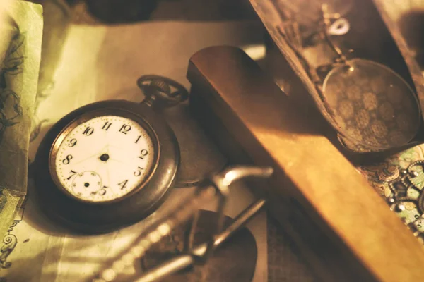 En la mesa hay relojes de bolsillo viejos sin manos y gafas en una caja. Fondo vintage de una colección de antigüedades. Primer plano y enfoque seleccionado —  Fotos de Stock