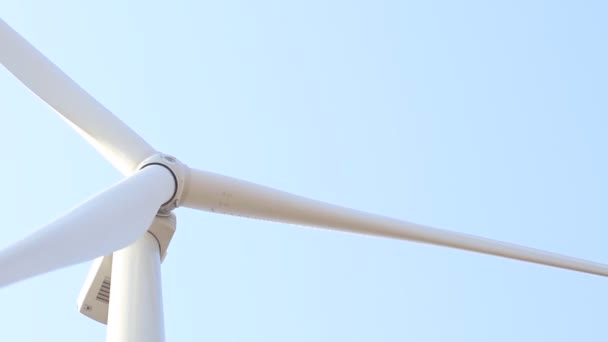 Gros Plan Front Rotor Blanc Une Éolienne Avec Ciel Bleu — Video