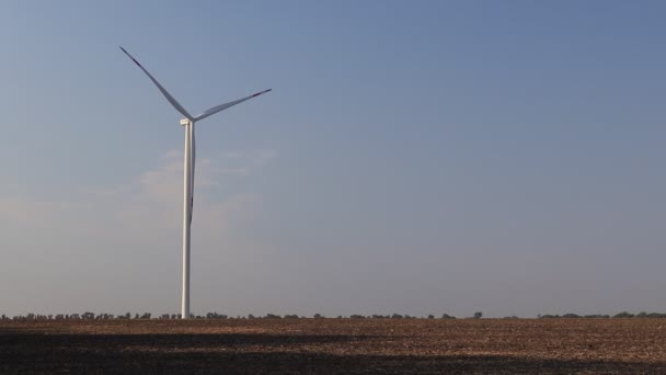 Vindturbin Fältet Tomt Fält Förgrunden Blå Himmel Bakgrunden Alternativ Energikälla — Stockvideo