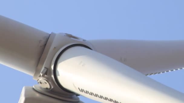 Nahaufnahme Der Front Eines Weißen Rotors Eines Windgenerators Mit Klarem — Stockvideo