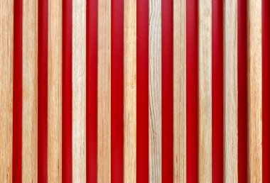 Kırmızı zemin üzerinde ahşap tahtalar. Kırmızı arkaplanda dikey olarak düzenlenmiş panolar