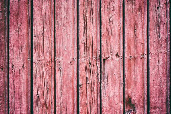 Pomalowany stary drewniany mur. Czerwone tło. Kierunek pionowy desek. — Zdjęcie stockowe