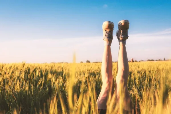 Girl Lies Field Her Legs Sneakers Legs Stick Out Field — Stock Photo, Image