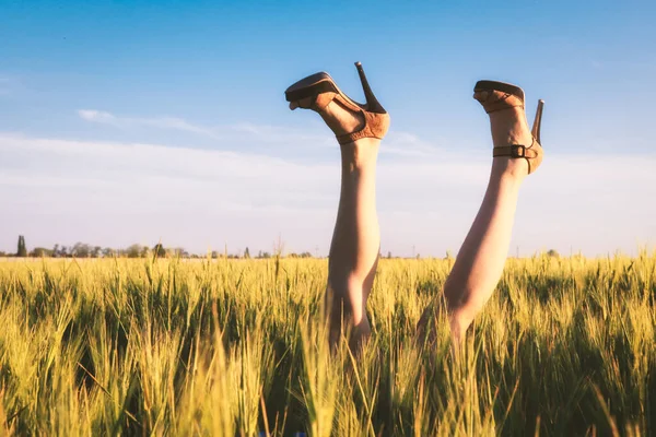 Mädchen Liegt Auf Dem Feld Die Beine Schuhen Auf Stöckelschuhen Stockbild