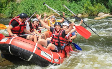 Pacuare Nehri, Kosta Rika - 14 Mart 2019: Rafting takımı, yaz ekstrem su sporları. Rafting teknesinde bir grup insan, nehirde güzel bir adrenalin gezisi..