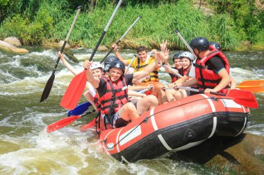 Pacuare Nehri, Kosta Rika - 14 Mart 2019: Rafting takımı, yaz ekstrem su sporları. Rafting teknesinde bir grup insan, nehirde güzel bir adrenalin gezisi..