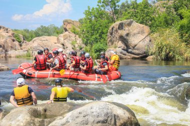 Pacuare Nehri, Kosta Rika - 14 Mart 2019: Rafting takımı, yaz ekstrem su sporları. Rafting teknesinde bir grup insan, nehirde güzel bir adrenalin gezisi..