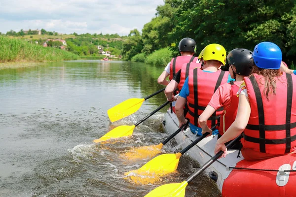 Rafting Csapat Nyári Extrém Vízi Sport Emberek Egy Rafting Csónakban — Stock Fotó