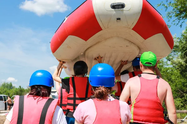 Rafting Team Sportausrüstung Nach Einer Erfolgreichen Rafting Auf Dem Fluss lizenzfreie Stockfotos