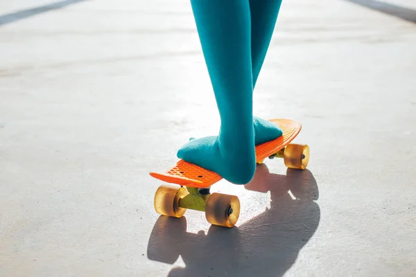 Detailní Záběr Mladé Dívčí Nohy Zelených Ponožkách Stojící Oranžovém Plastovém — Stock fotografie