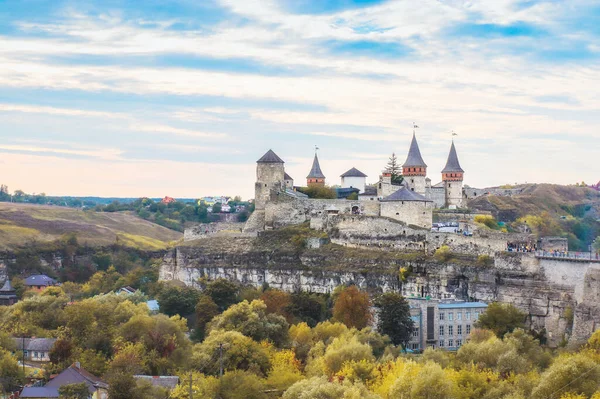 Kamianets Podilskyi, Khmelnytskyi Bölgesi, Ukrayna 'daki antik kale panoramik manzarası. Kartpostalda ya da kapakta eski bir astar resmi.