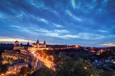 Kamianets Podilskyi, Khmelnytskyi Bölgesi, Ukrayna 'daki antik kalenin panoramik gece manzarası. Kartpostalda ya da kapakta eski bir astar fotoğrafı. Uzun açıklama
