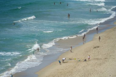 Malibu sahilindeki insanlar.