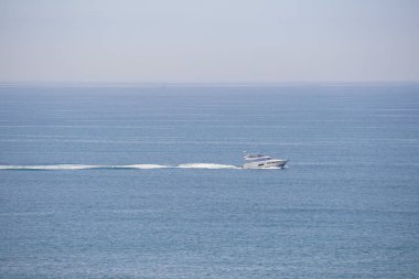 Deniz yüzeyinde küçük bir tekne..