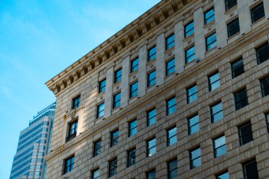 New York - 13 Haziran 2019: Manhattan, New York 'taki eski ofis binasının cephesi, ABD.