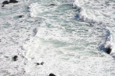 Güzel okyanus dalgaları ve dalgalar sahilde