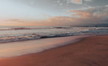 Sahilde gün doğumu