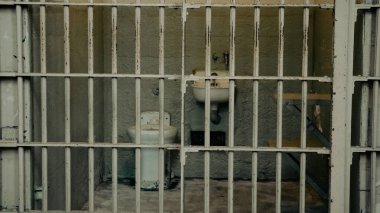Parmaklıklı boş hapishane hücresi