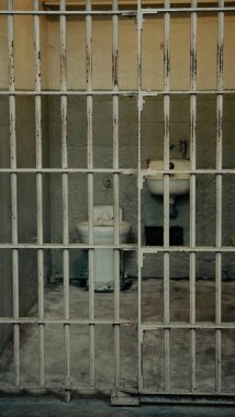 Hapishane hücresindeki eski parmaklıklar.