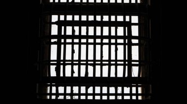 Siyah arkaplanda eski ahşap pencere