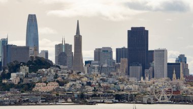 San Francisco Skyline ile Golden Gate Köprüsü, ABD, Kaliforniya