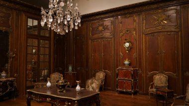 İçi ahşap bir masa ve bir ayna ile dolu.