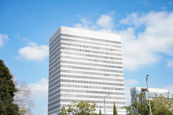 Şehrin modern binası