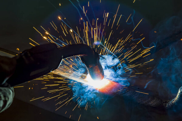 сварщик, ремесленник, монтаж технической стали Промышленный стальной сварщик на заводе технических
,