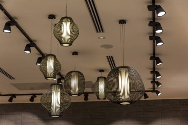 Dekorasyon ahşap hasır bambu aydınlatma lambası ev dekorasyonu için yapılmış fener lambalar asılı.