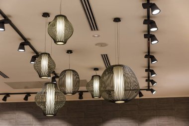 Dekorasyon ahşap hasır bambu aydınlatma lambası ev dekorasyonu için yapılmış fener lambalar asılı.