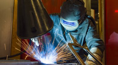 Kaynakçı, teknik Çelik Sanayi Çelik Kaynakçı fabrikasında montaj ustası