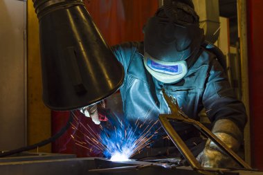 Kaynakçı, teknik Çelik Sanayi Çelik Kaynakçı fabrikasında montaj ustası