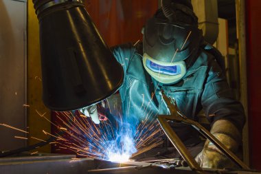 Kaynakçı, teknik Çelik Sanayi Çelik Kaynakçı fabrikasında montaj ustası