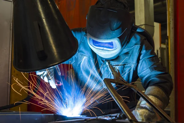 Soldador Artesão Erigindo Aço Técnico Soldador Aço Industrial Fábrica — Fotografia de Stock