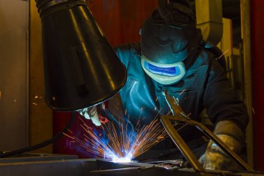 Kaynakçı, teknik Çelik Sanayi Çelik Kaynakçı fabrikasında montaj ustası