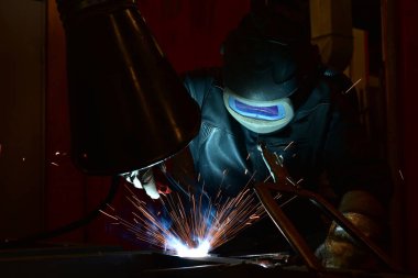 Kaynakçı, teknik Çelik Sanayi Çelik Kaynakçı fabrikasında montaj ustası