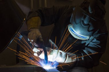 Kaynakçı, teknik Çelik Sanayi Çelik Kaynakçı fabrikasında montaj ustası