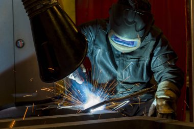 Kaynakçı, teknik Çelik Sanayi Çelik Kaynakçı fabrikasında montaj ustası